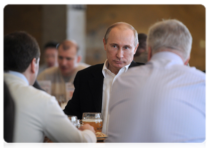 After the May Day march, Dmitry Medvedev and Vladimir Putin went to the Zhiguli pub on Arbat Street|1 may, 2012|13:28