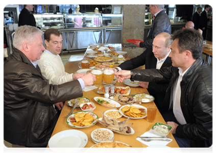 After the May Day march, Dmitry Medvedev and Vladimir Putin went to the Zhiguli pub on Arbat Street|1 may, 2012|13:29