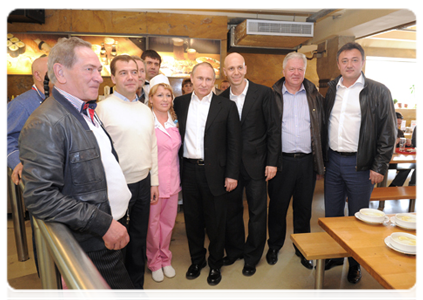 After the May Day march, Dmitry Medvedev and Vladimir Putin went to the Zhiguli pub on Arbat Street|1 may, 2012|13:39