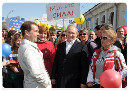 President Dmitry Medvedev and Prime Minister Vladimir Putin participate in a May Day parade|1 may, 2012|13:52