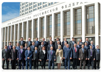 По окончании завершающего в нынешнем составе заседания Правительства Российской Федерации В.В.Путин и члены кабинета министров сфотографировались вместе на память о совместной работе в течение последних четырёх лет|2 мая, 2012|17:53