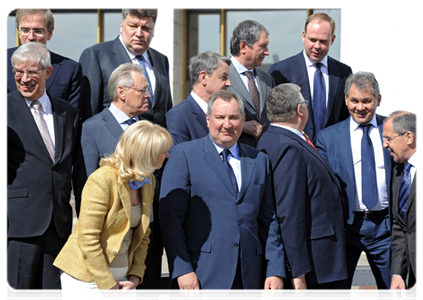 По окончании завершающего в нынешнем составе заседания Правительства Российской Федерации В.В.Путин и члены кабинета министров сфотографировались вместе на память о совместной работе в течение последних четырёх лет|2 мая, 2012|18:33