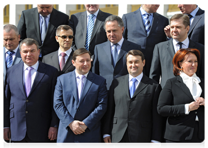 По окончании завершающего в нынешнем составе заседания Правительства Российской Федерации В.В.Путин и члены кабинета министров сфотографировались вместе на память о совместной работе в течение последних четырёх лет|2 мая, 2012|18:33
