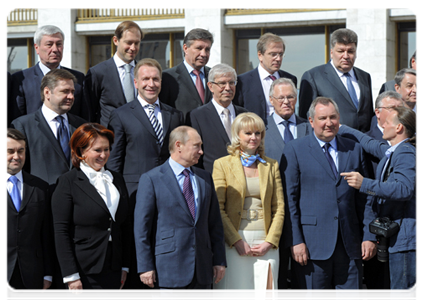 По окончании завершающего в нынешнем составе заседания Правительства Российской Федерации В.В.Путин и члены кабинета министров сфотографировались вместе на память о совместной работе в течение последних четырёх лет|2 мая, 2012|18:34