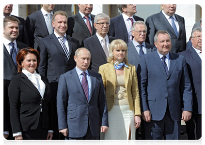 По окончании завершающего в нынешнем составе заседания Правительства Российской Федерации В.В.Путин и члены кабинета министров сфотографировались вместе на память о совместной работе в течение последних четырёх лет|2 мая, 2012|18:40