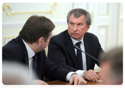 Deputy Prime Minister Igor Sechin and Minister of Energy Sergei Shmatko at a meeting on motivating exploration of hard-to-recover oil reserves|3 may, 2012|19:44